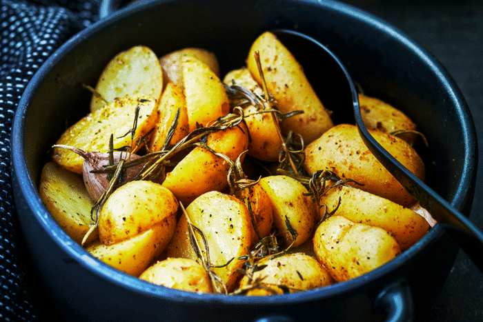 découvrez la recette parfaite pour une cuisson de pommes de terre en cocotte. simple et savoureuse, cette méthode de cuisson préserve le goût et la texture des pommes de terre, idéale pour accompagner vos plats ou les déguster en tant que plat principal.